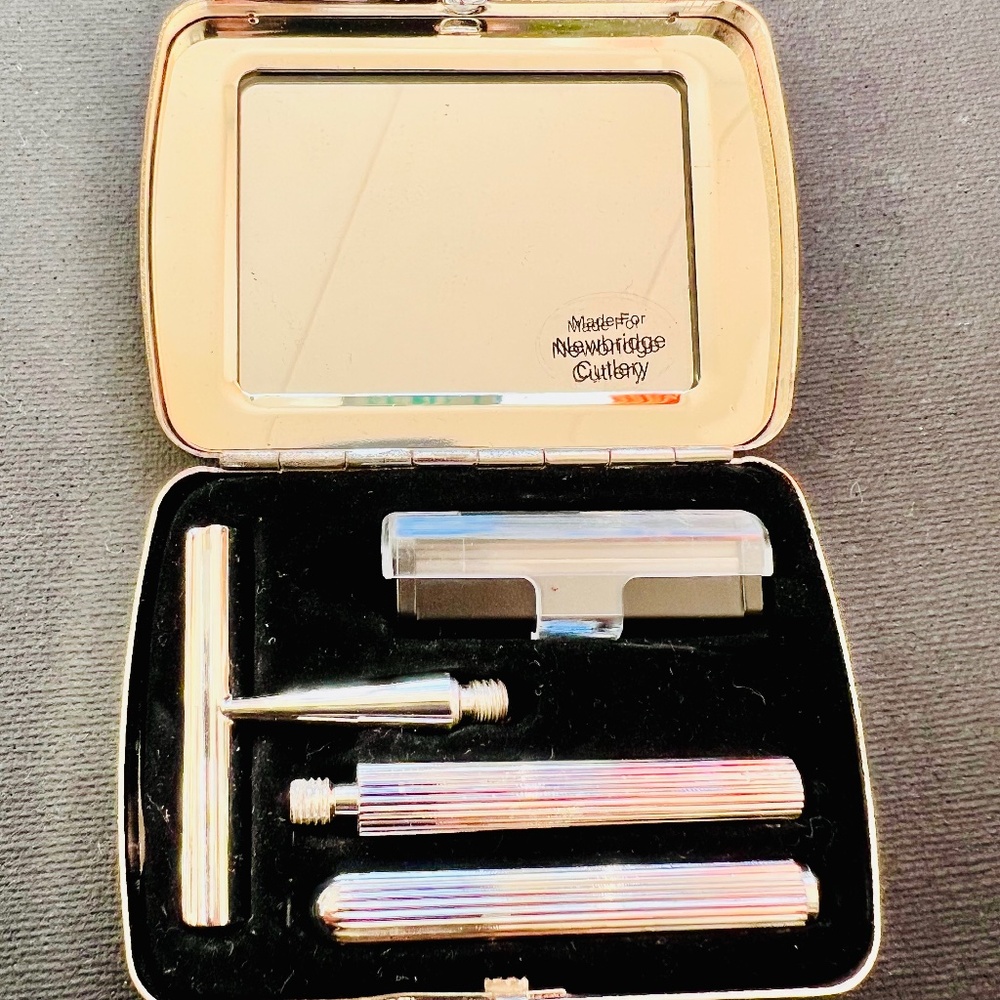 🪒🦄 VINTAGE NEWBRIDGE SILVER TRAVEL RAZOR 🪒🦄 | $75 | One-of-a-kind